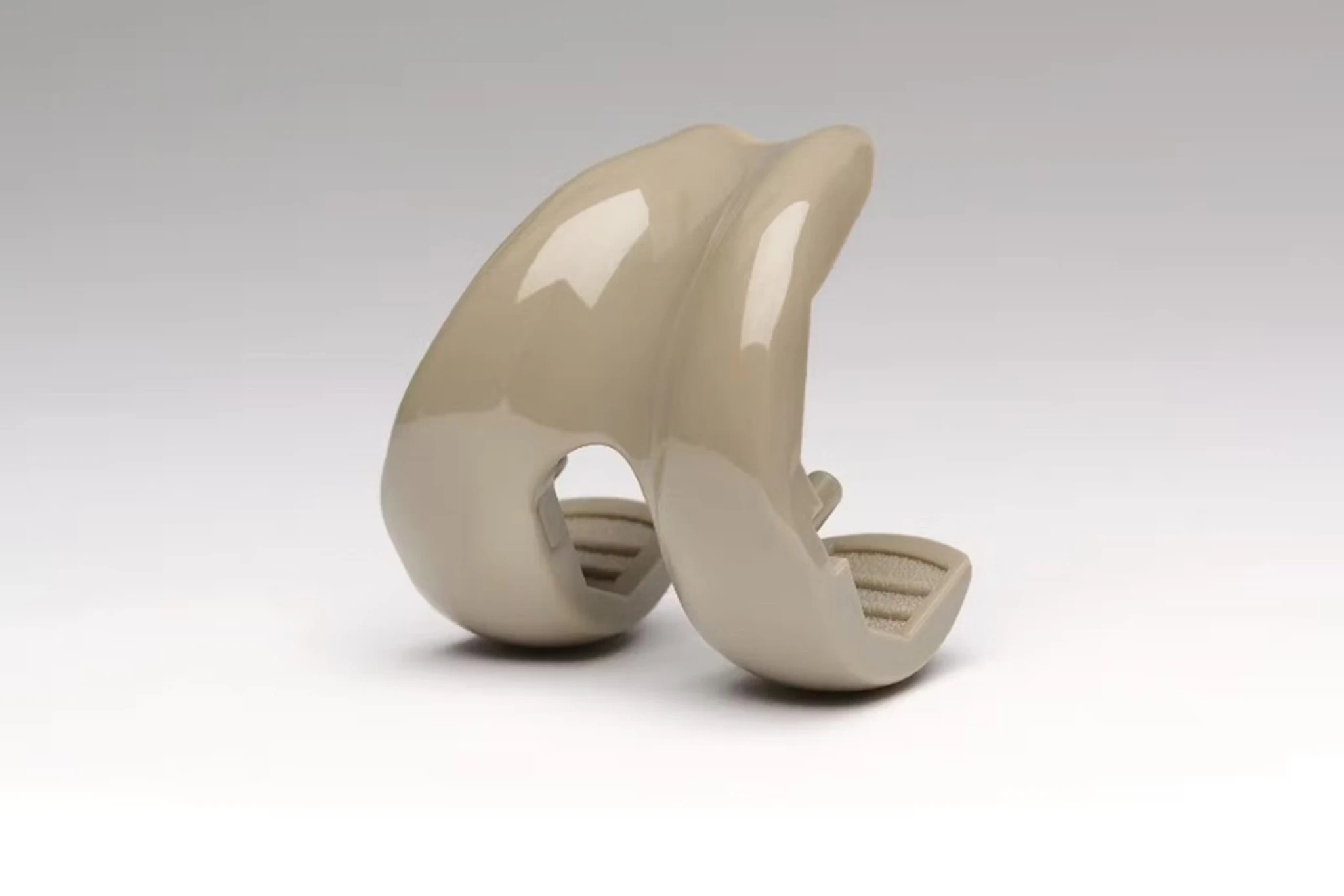 A PEEK-OPTIMA™ femoral knee component for primary total knee arthroplasty (TKA)