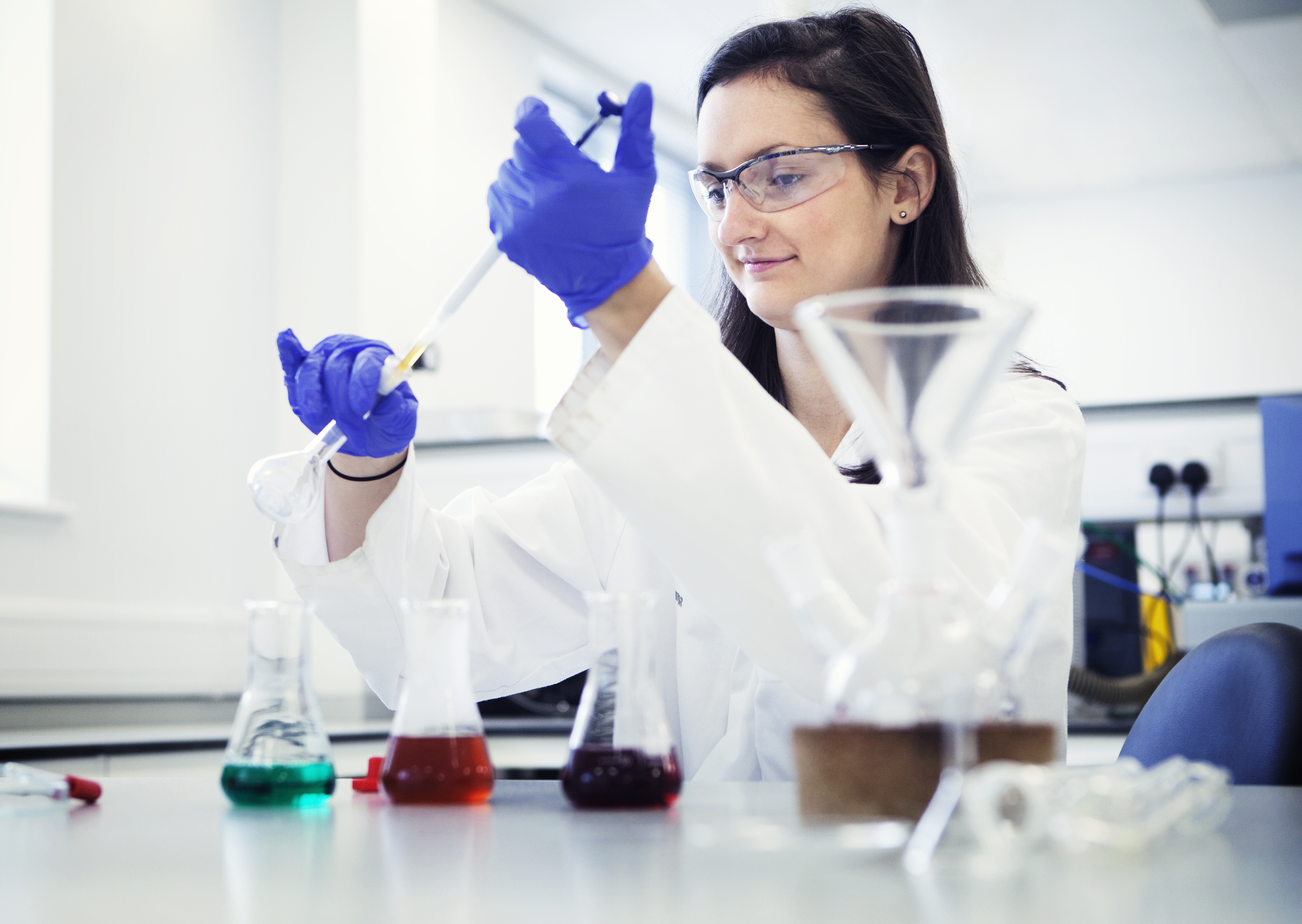 Female scientist carrying out an experiment 